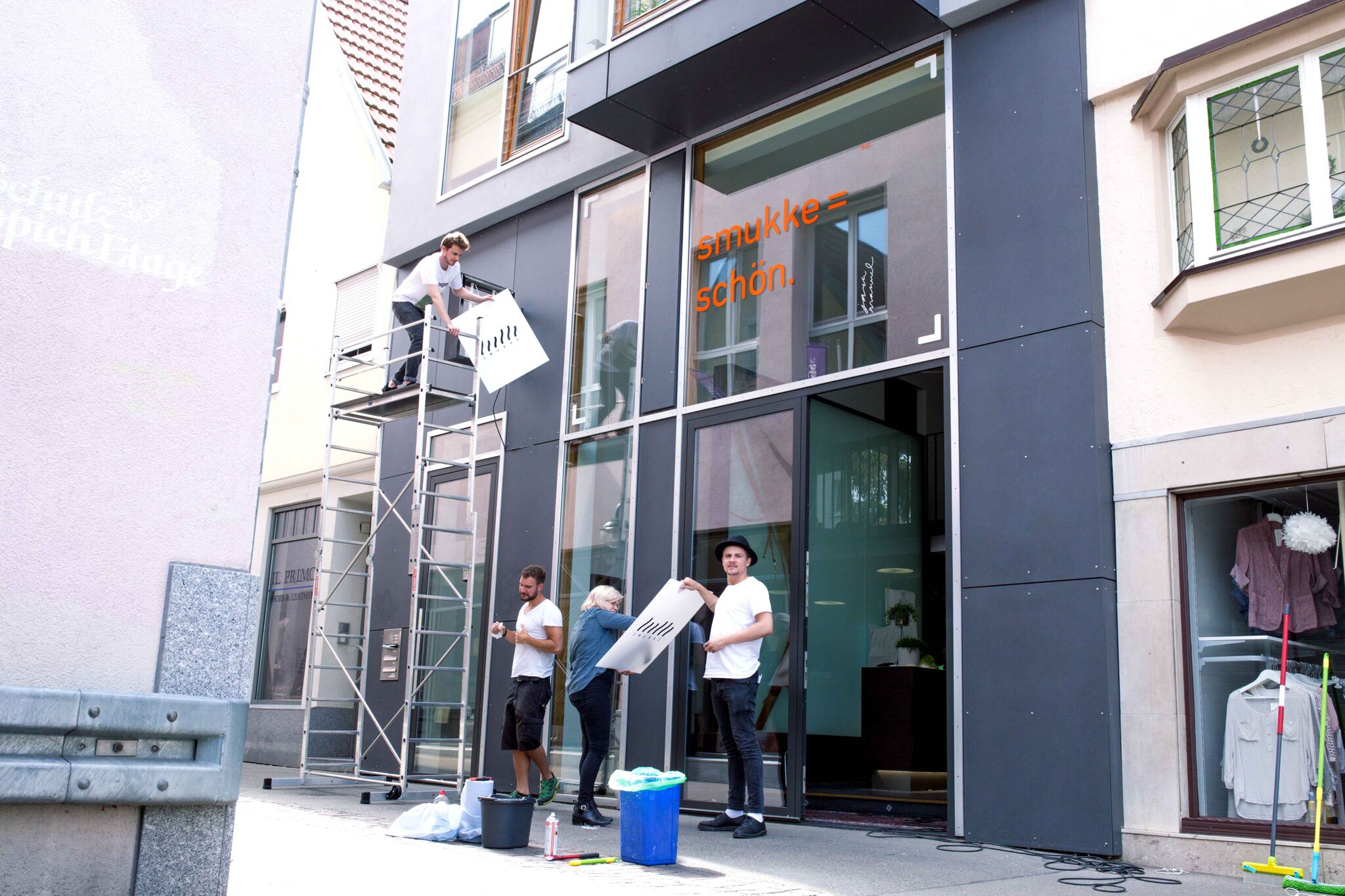 Das Team von Smukke bearbeitet die Außenfassade des Friseursalons